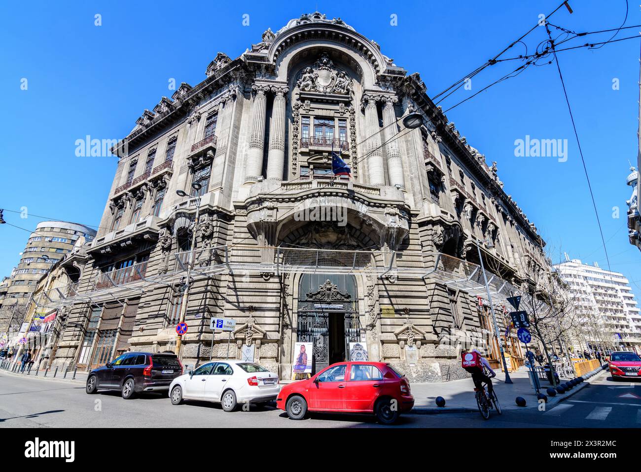 Bucarest, Romania - 5 giugno 2021: Vecchi edifici nel centro storico in una soleggiata giornata estiva Foto Stock