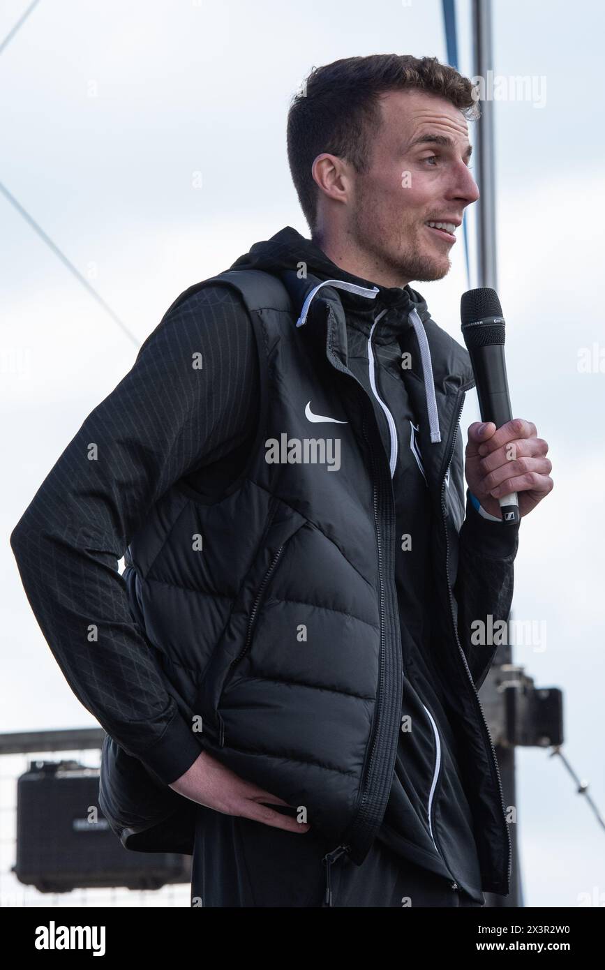 Portsmouth, Regno Unito. 28 aprile 2024. Il Portsmouth Football Club festeggia il suo successo come campione di campionato 1 con tifosi sul Southsea Common, Portsmouth, Regno Unito, domenica 28 aprile 2024 Credit: Emma Terracciano/Alamy Live News Foto Stock