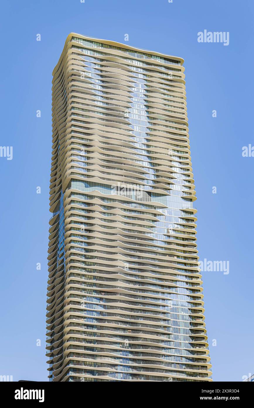 Vista soleggiata di un moderno edificio residente a Chicago Foto Stock