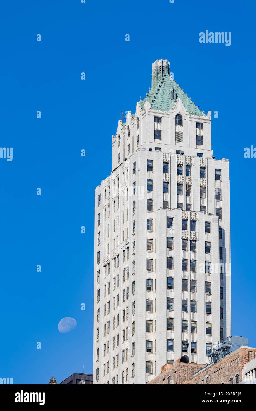 Vista soleggiata di un edificio storico con una luna a Chicago Foto Stock