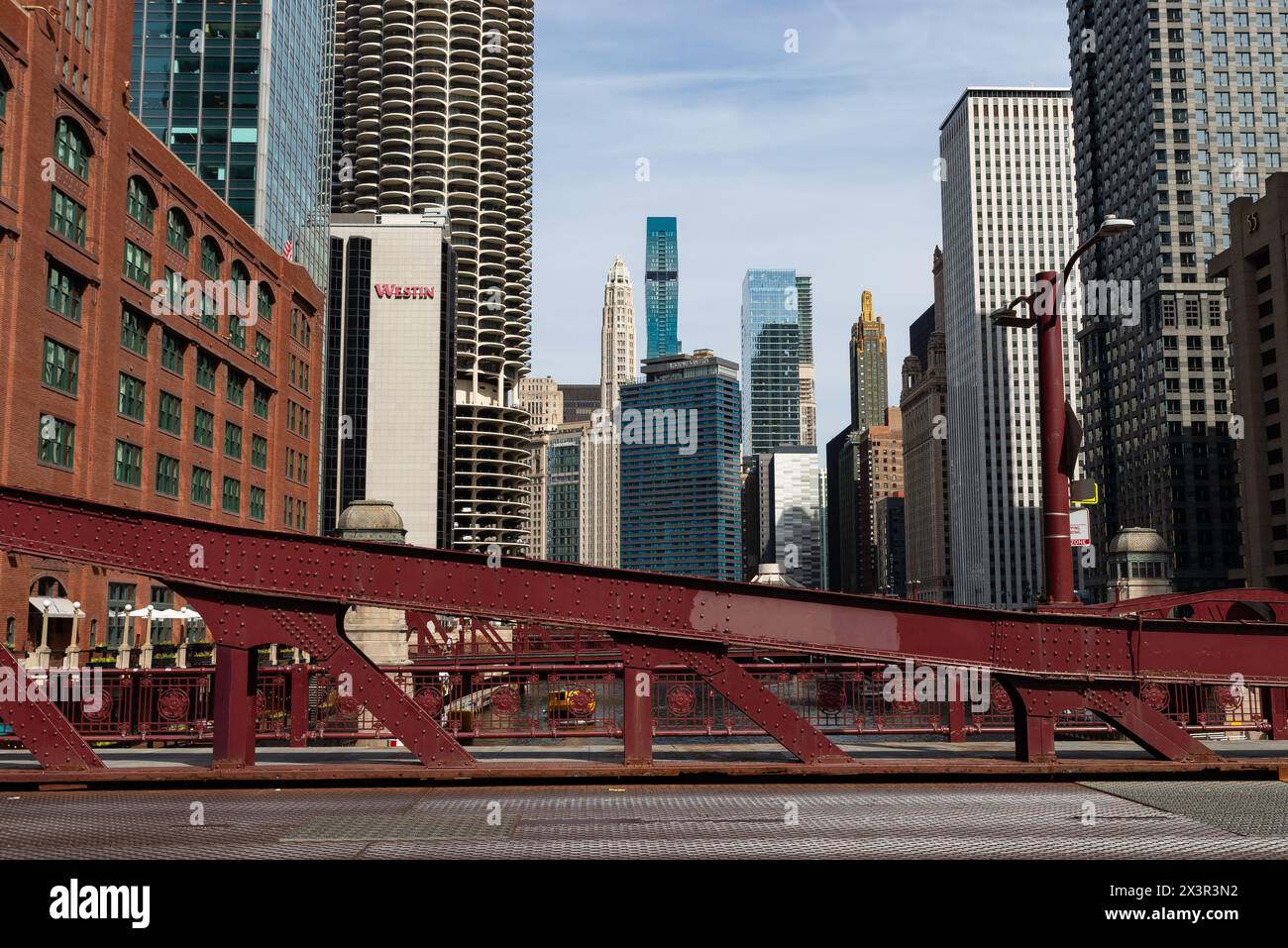 Chicago, Illinois - Stati Uniti - 22 aprile 2024: Vista dal ponte la Salle Street nel centro di Chicago, Illinois, USA. Foto Stock