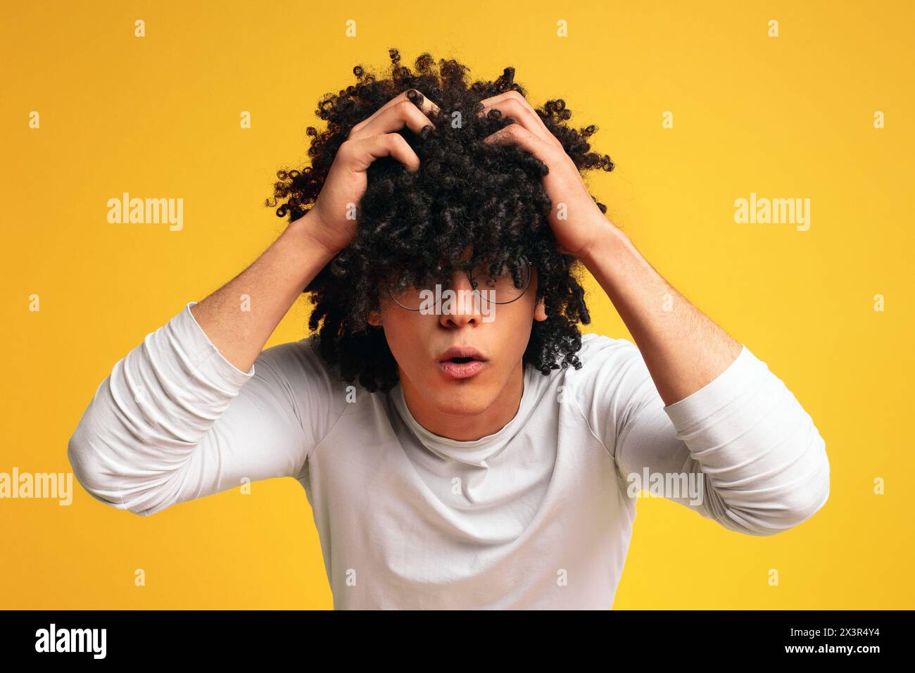 Scioccato emozionale uomo africano di straziare i suoi capelli nel gesto disperato Foto Stock