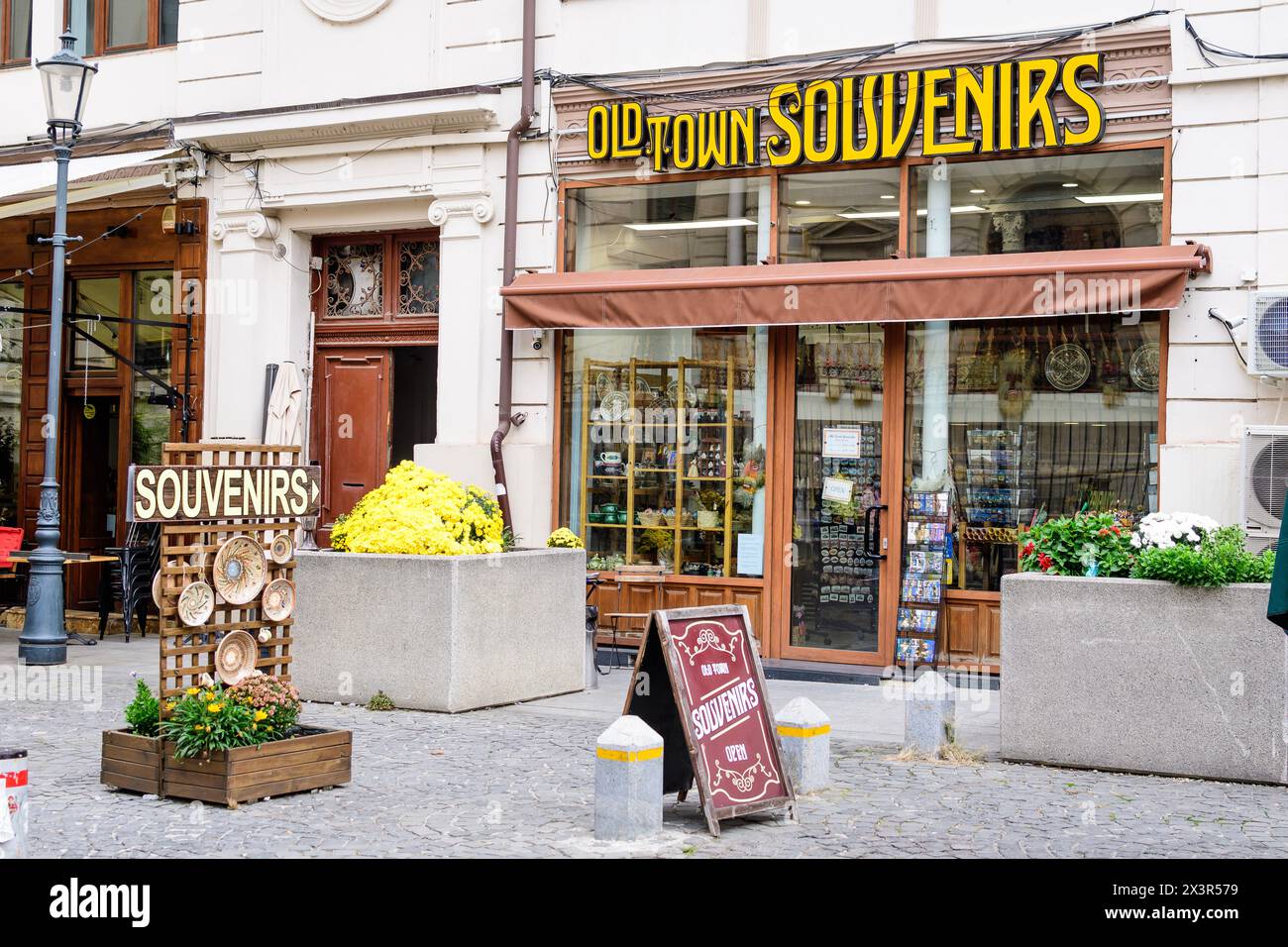 Bucarest, Romania, 7 novembre 2021: Negozio di souvenir in via Lipscani (strada Lipscani) nel centro storico (Centrul Vechi) in una soleggiata giornata autunnale Foto Stock