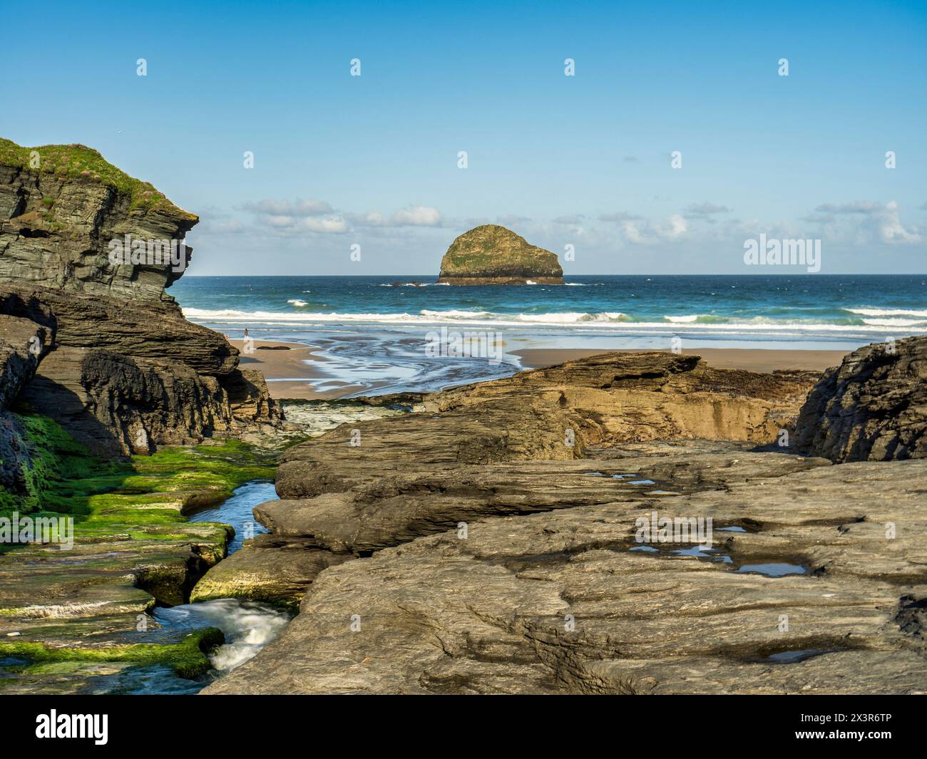 L'ingresso roccioso alla spiaggia di Trebarwith Strand, Cornovaglia, e la piccola isola di Gull Rock. Foto Stock
