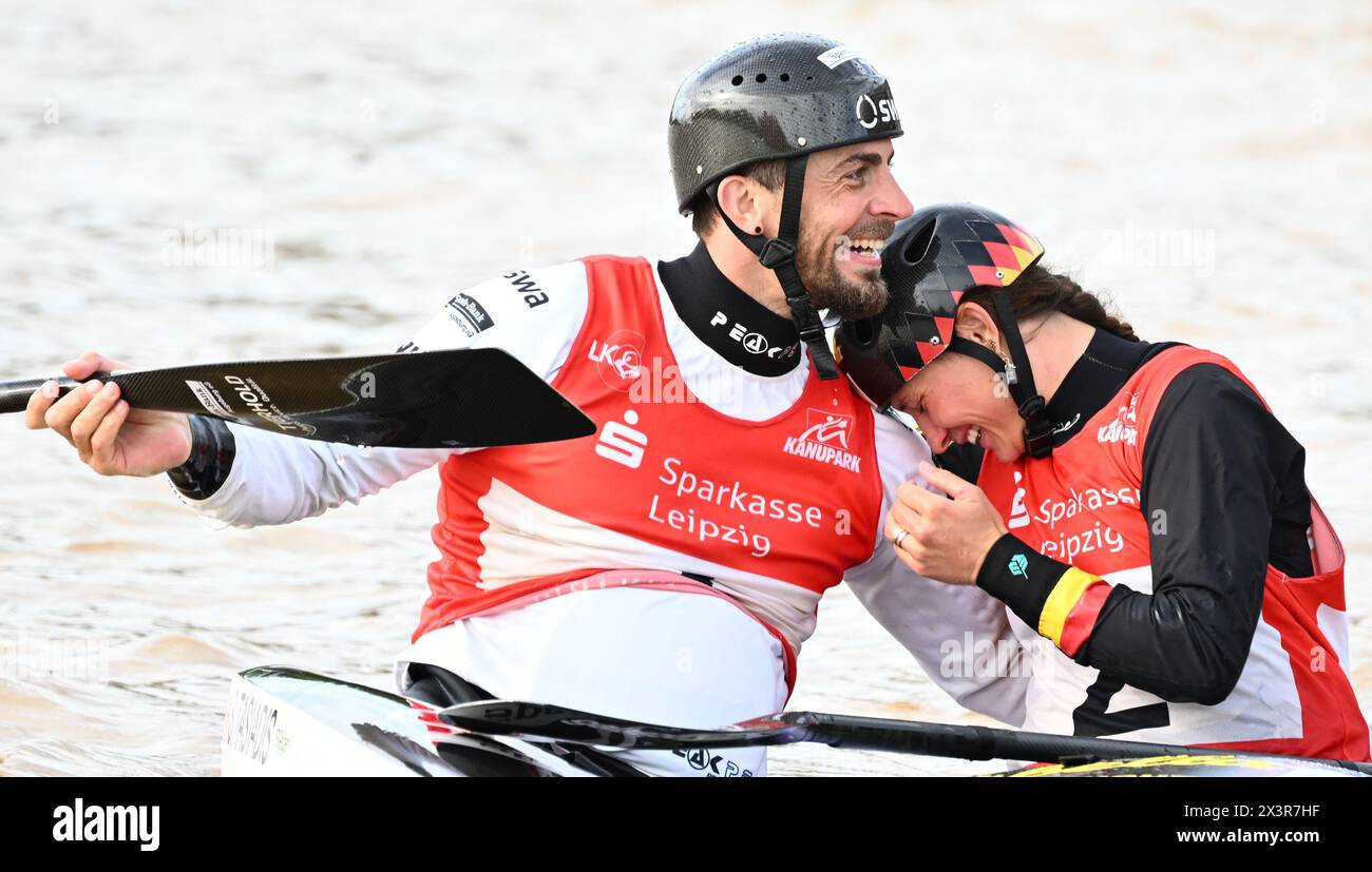 Markkleeberg, Germania. 28 aprile 2024. Canoa: Slalom canoa tedesco per le qualificazioni olimpiche, canoa maschile. Sideris Tasiadis (l) è felice del suo biglietto olimpico con Elena Lilik, che ha anche ottenuto il suo biglietto nella C1. Dopo un appello, Tasiadis si assicurò il suo biglietto olimpico in una nuova corsa. Crediti: Hendrik Schmidt/dpa/Alamy Live News Foto Stock