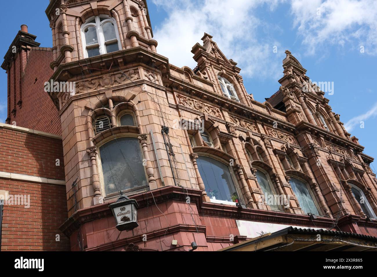Il Red Lion è una casa pubblica in disuso in Soho Road, Handsworth, Birmingham, Inghilterra. L'edificio classificato di grado 2 è ora un negozio, (CAMRA), e storico Foto Stock
