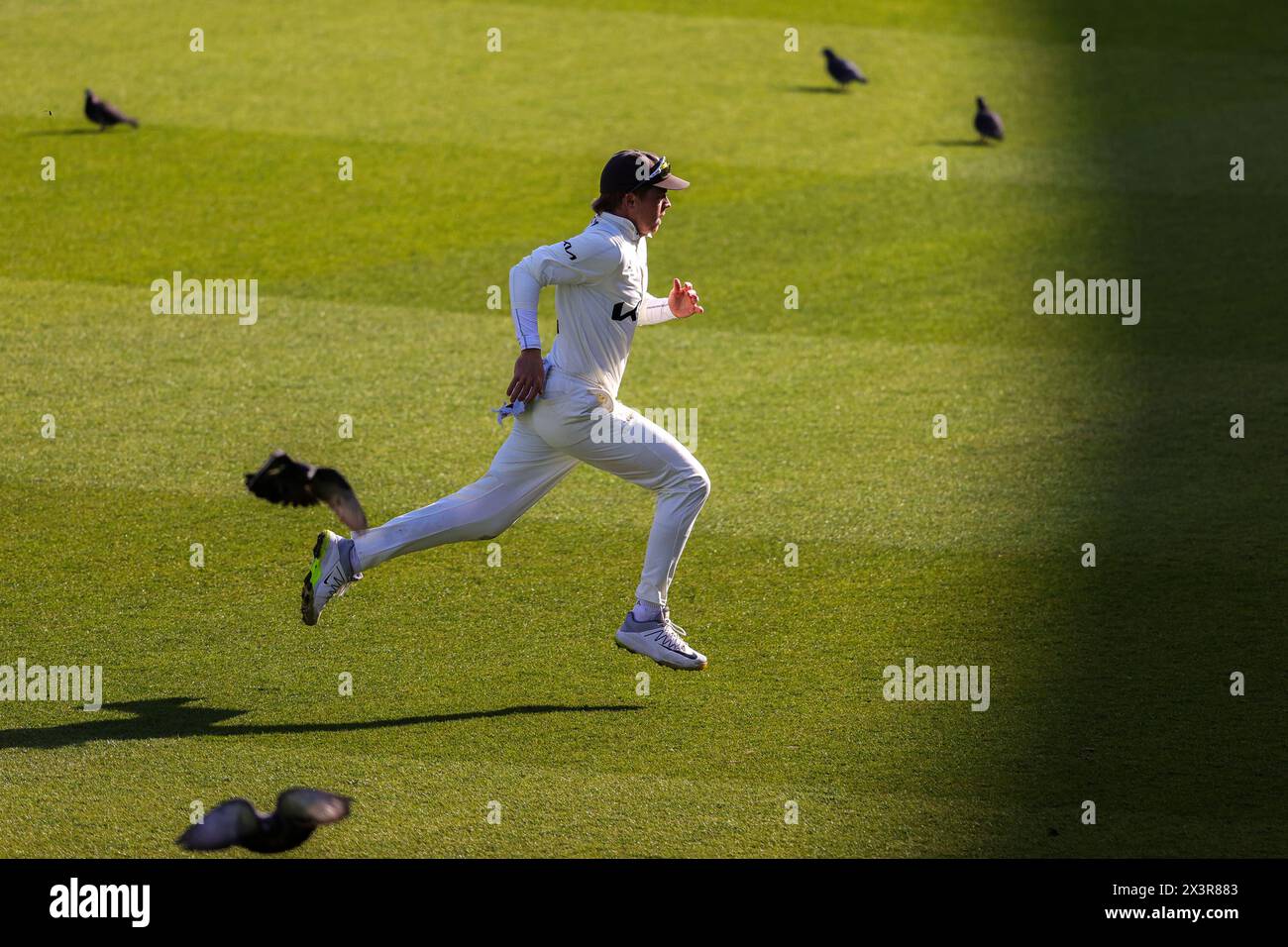 Londra, Inghilterra, 28 aprile 2024. Ollie Pope del Surrey durante il match per il County Championship tra Surrey e Hampshire al Kia Oval. Crediti: Ben Whitley/Alamy Live News Foto Stock