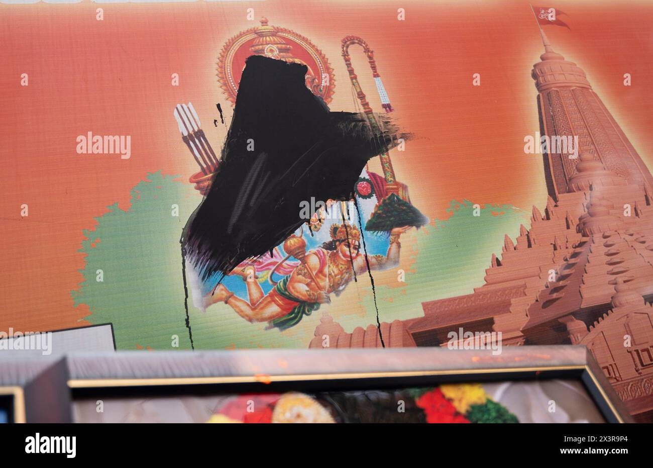 Guwahati, Assam, India. 28 aprile 2024. Un manifesto con Lord RAM, che si è deturpato con vernice nera da parte di miscredenti non identificati il 28 aprile 2024 a Guwahati, Assam. India. Un poster di Lord RAM, allestito dall'istituzione del RAM Mandir, fu vandalizzato con vernice nera, sconvolgendo molti devoti e spettatori. Crediti: David Talukdar/Alamy Live News crediti: David Talukdar/Alamy Live News Foto Stock