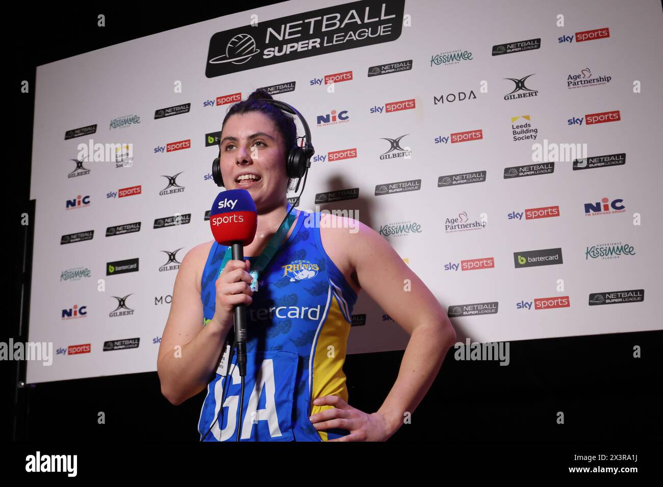 Leeds, Regno Unito. 28 aprile 2024. First Direct Arena, Leeds, West Yorkshire, 28 aprile 2024. Netball Super League Leeds Rhinos vs Loughborough Lightning Amelia Hall of Leeds Rhinos chattano con Sky Sports Netball dopo aver vinto il Player of the Match crediti premio: Touchlinepics/Alamy Live News Foto Stock