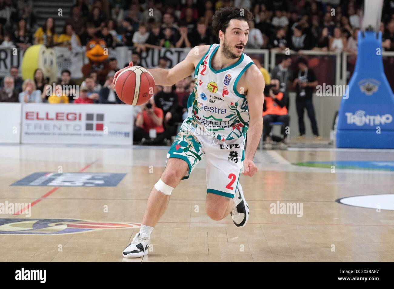 Trento, Italia. 28 aprile 2024. Gianluca della Rosa di Estra Pistoia in azione durante la partita tra Dolomiti energia Trentino ed Estra Pistoia, 29 giorni di regular season del Campionato Italiano di Basket A1 2023/2024 al T Quotidiano Arena il 28 aprile 2024, Trento, Italia. Crediti: Roberto Tommasini/Alamy Live News Foto Stock