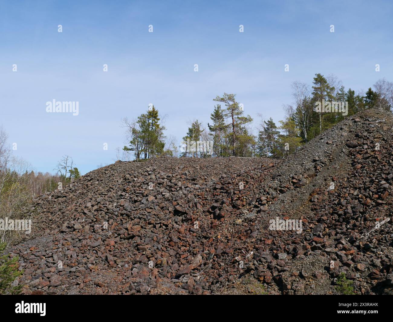 La vecchia miniera di Orijärvi abbandonata in una giornata di sole Foto Stock