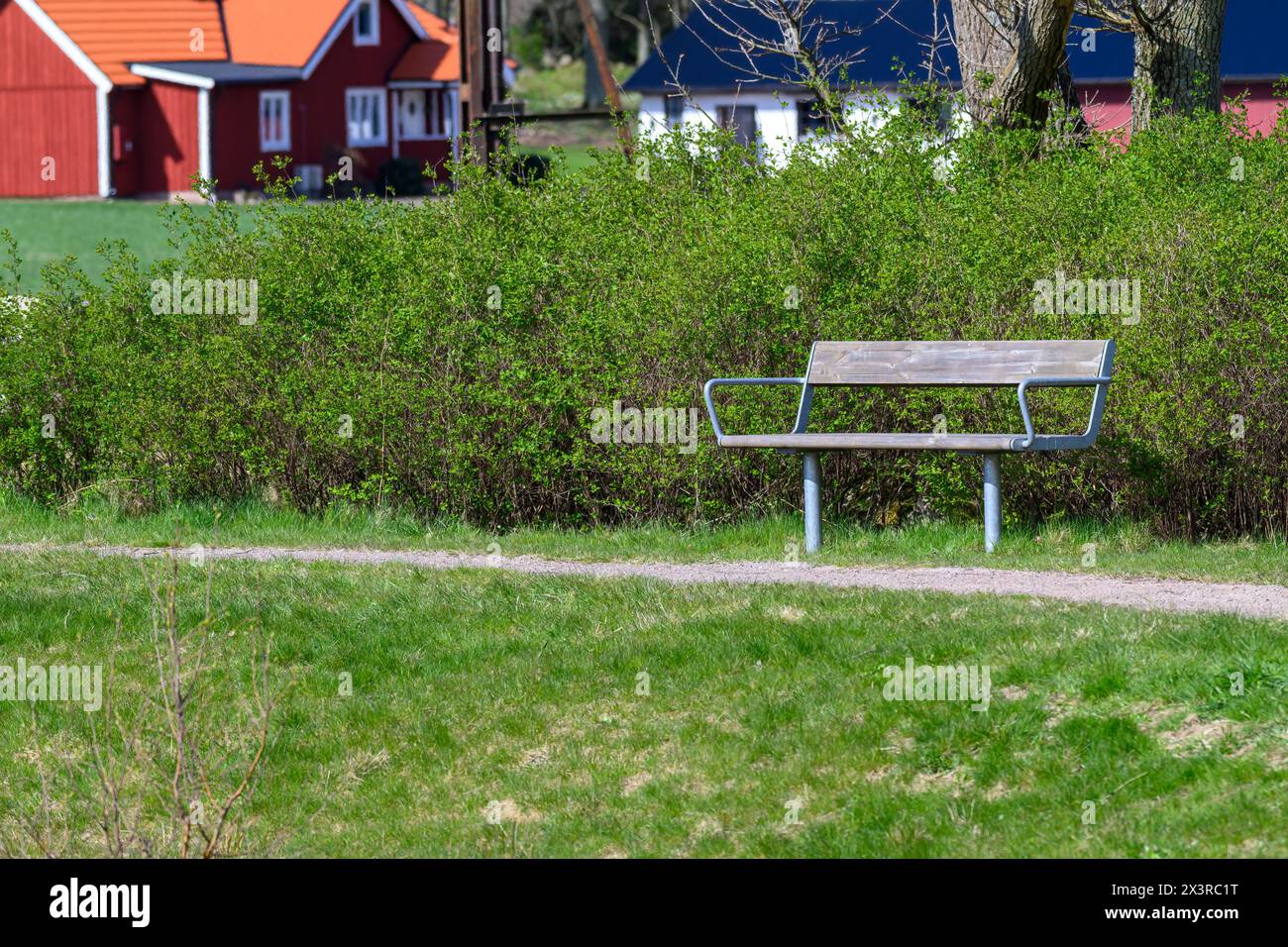Panca in legno sul passaggio pedonale Foto Stock