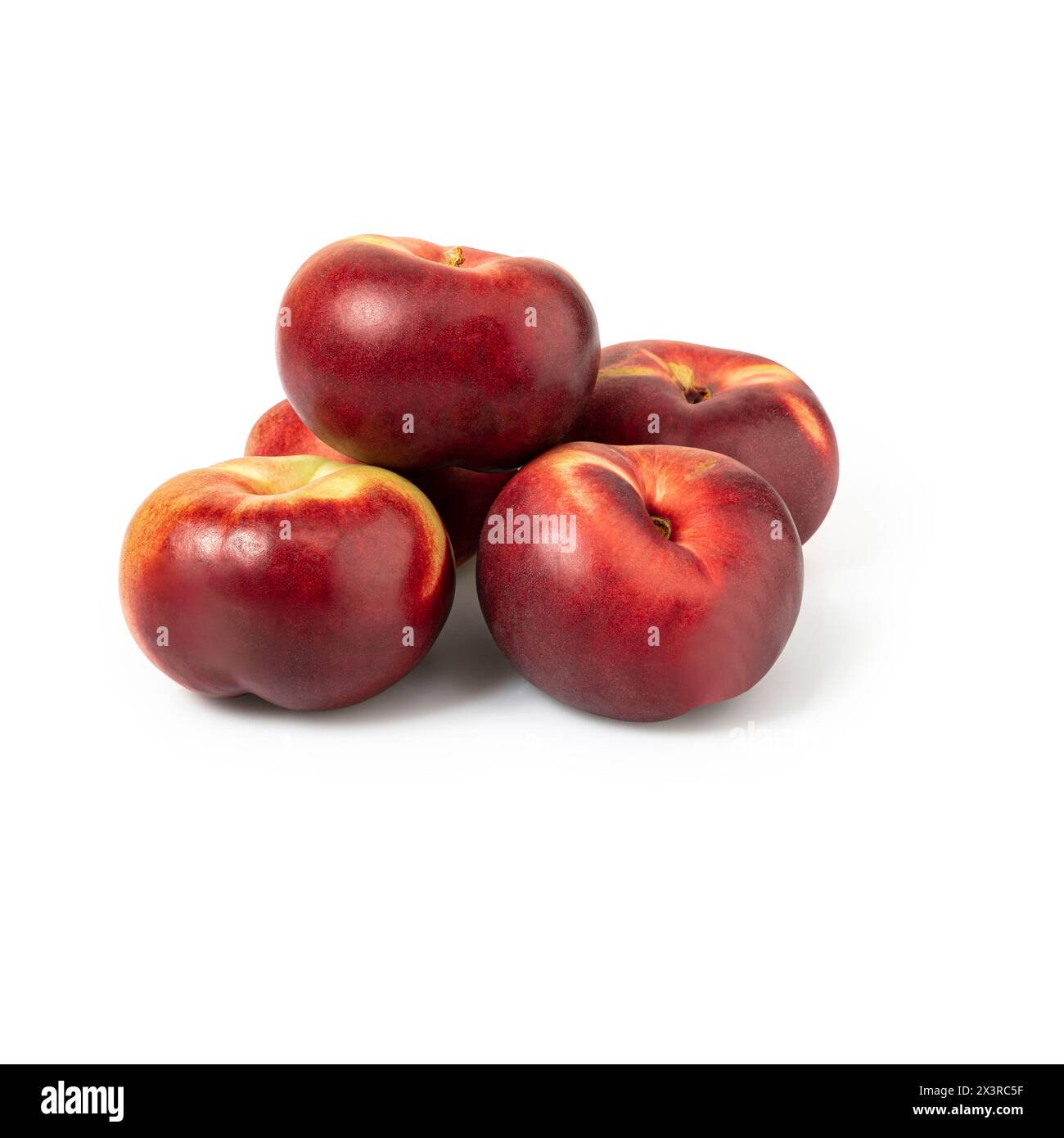Set di cinque frutti di prugna freschi interi isolati su sfondo bianco. tracciato di ritaglio incluso. Foto Stock
