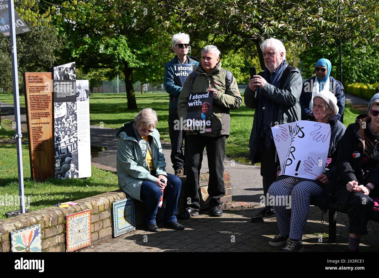 Londra, Regno Unito. 28 aprile 2024. La comunità si riunisce per sostenere la reintegrazione di Diane Abbot a causa della discriminazione razzista e della diversità e mentalità culturale. Le difficoltà di una diversa concezione politica e di lottare per il loro status. Ci sono manifesti distribuiti alla manifestazione che rappresentano il numero di volte in cui si è presentata in Parlamento e ha posto domande pertinenti. Diane Abbot è stata rifiutata più di 40 volte al raduno di Hackney Downs Park a Londra, Regno Unito. Credito: Vedi li/Picture Capital/Alamy Live News Foto Stock