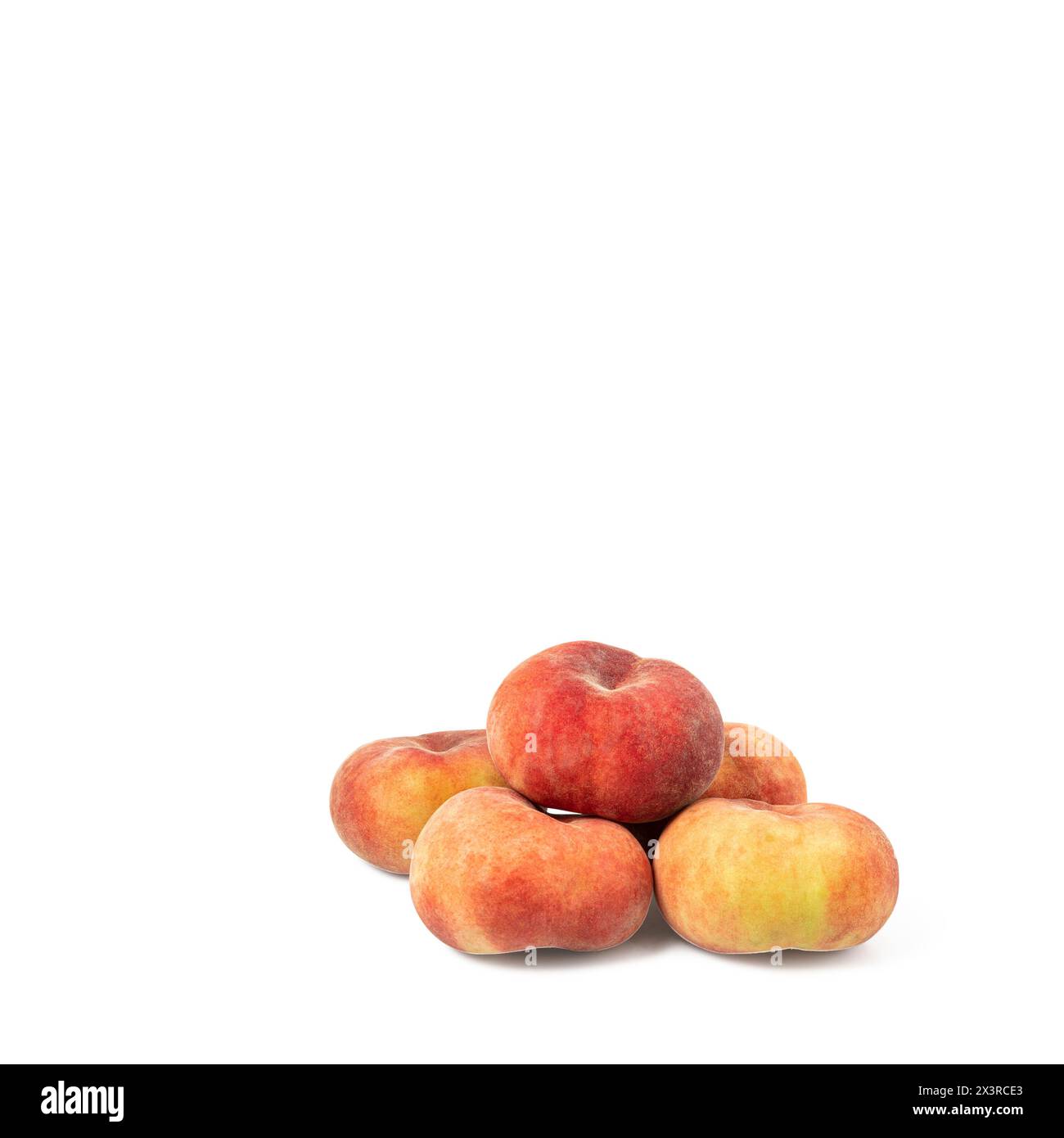 Set di cinque frutti di prugna freschi interi isolati su sfondo bianco. tracciato di ritaglio incluso. Foto Stock