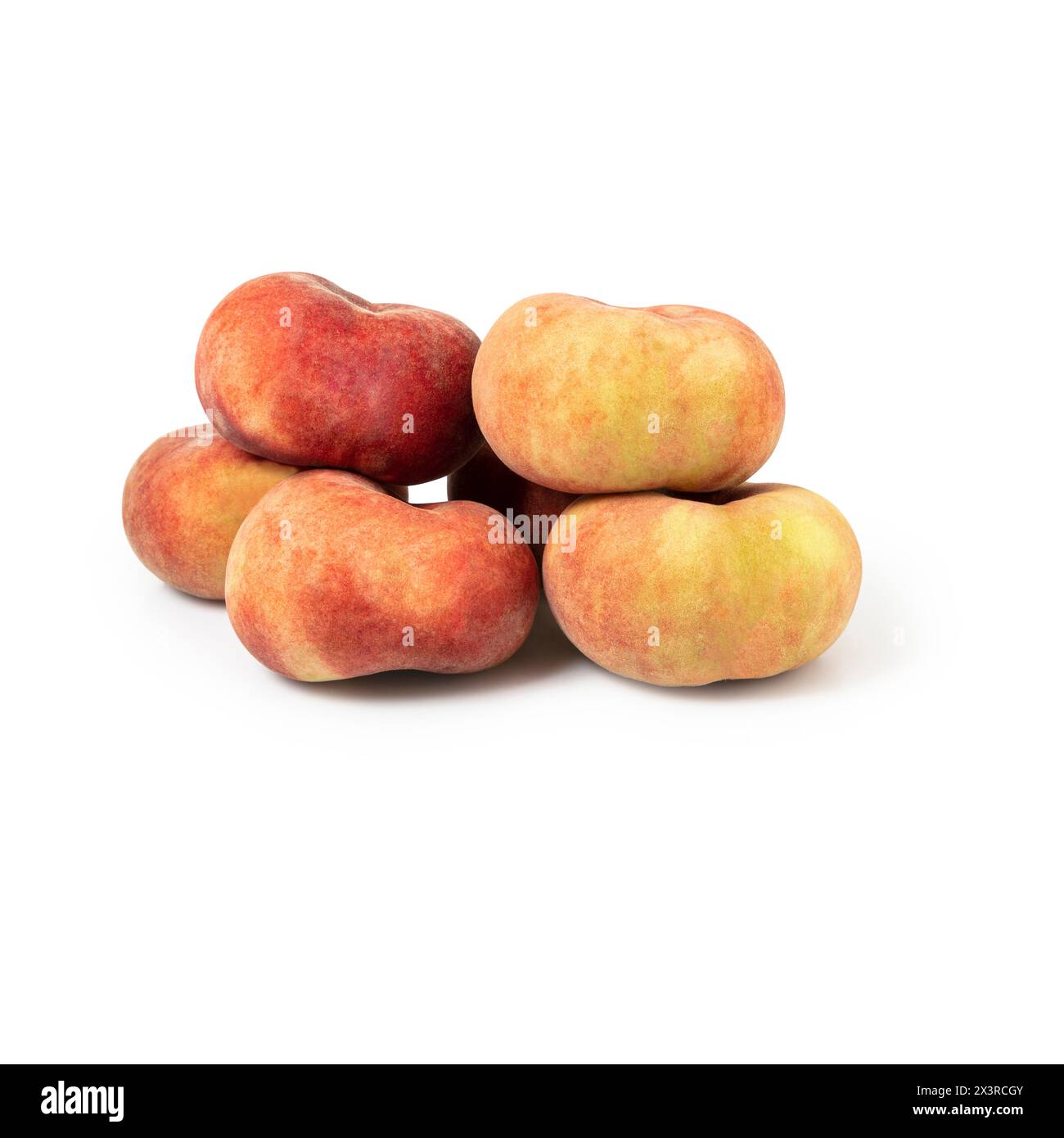Set di sei frutti di prugna freschi interi isolati su sfondo bianco. tracciato di ritaglio incluso. Foto Stock