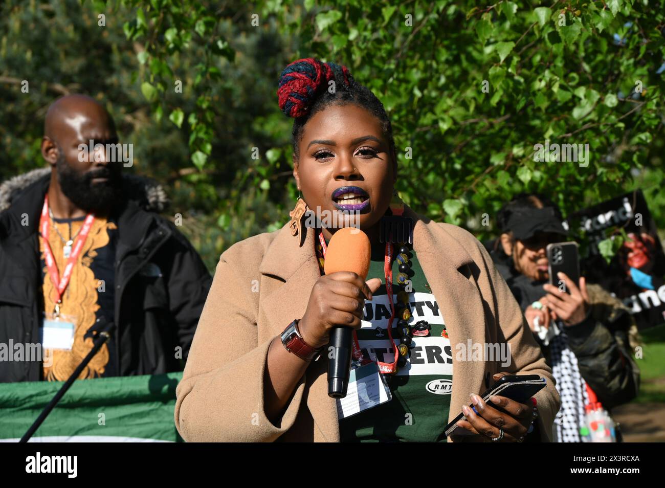 Londra, Regno Unito. 28 aprile 2024. La comunità si riunisce per sostenere la reintegrazione di Diane Abbot a causa della discriminazione razzista e della diversità e mentalità culturale. Le difficoltà di una diversa concezione politica e di lottare per il loro status. Ci sono manifesti distribuiti alla manifestazione che rappresentano il numero di volte in cui si è presentata in Parlamento e ha posto domande pertinenti. Diane Abbot è stata rifiutata più di 40 volte al raduno di Hackney Downs Park a Londra, Regno Unito. Credito: Vedi li/Picture Capital/Alamy Live News Foto Stock