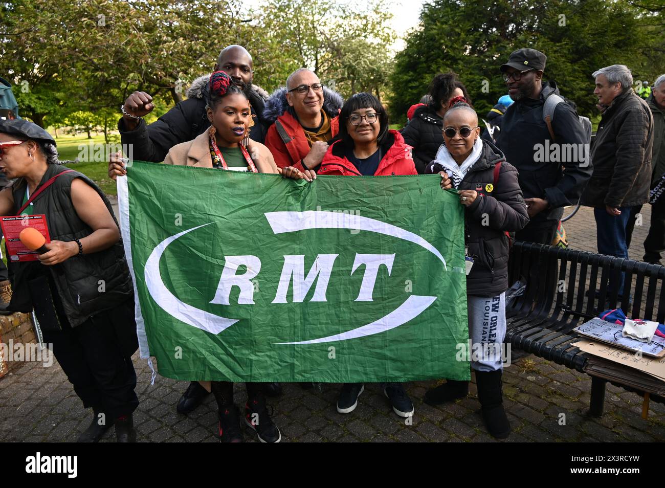 Londra, Regno Unito. 28 aprile 2024. La comunità si riunisce per sostenere la reintegrazione di Diane Abbot a causa della discriminazione razzista e della diversità e mentalità culturale. Le difficoltà di una diversa concezione politica e di lottare per il loro status. Ci sono manifesti distribuiti alla manifestazione che rappresentano il numero di volte in cui si è presentata in Parlamento e ha posto domande pertinenti. Diane Abbot è stata rifiutata più di 40 volte al raduno di Hackney Downs Park a Londra, Regno Unito. Credito: Vedi li/Picture Capital/Alamy Live News Foto Stock