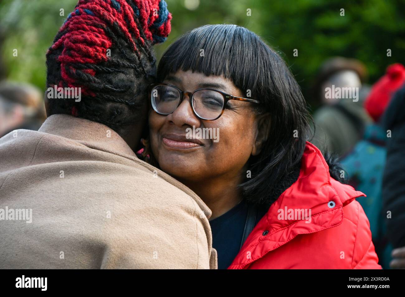 Londra, Regno Unito. 28 aprile 2024. La comunità si riunisce per sostenere la reintegrazione di Diane Abbot a causa della discriminazione razzista e della diversità e mentalità culturale. Le difficoltà di una diversa concezione politica e di lottare per il loro status. Ci sono manifesti distribuiti alla manifestazione che rappresentano il numero di volte in cui si è presentata in Parlamento e ha posto domande pertinenti. Diane Abbot è stata rifiutata più di 40 volte al raduno di Hackney Downs Park a Londra, Regno Unito. Credito: Vedi li/Picture Capital/Alamy Live News Foto Stock