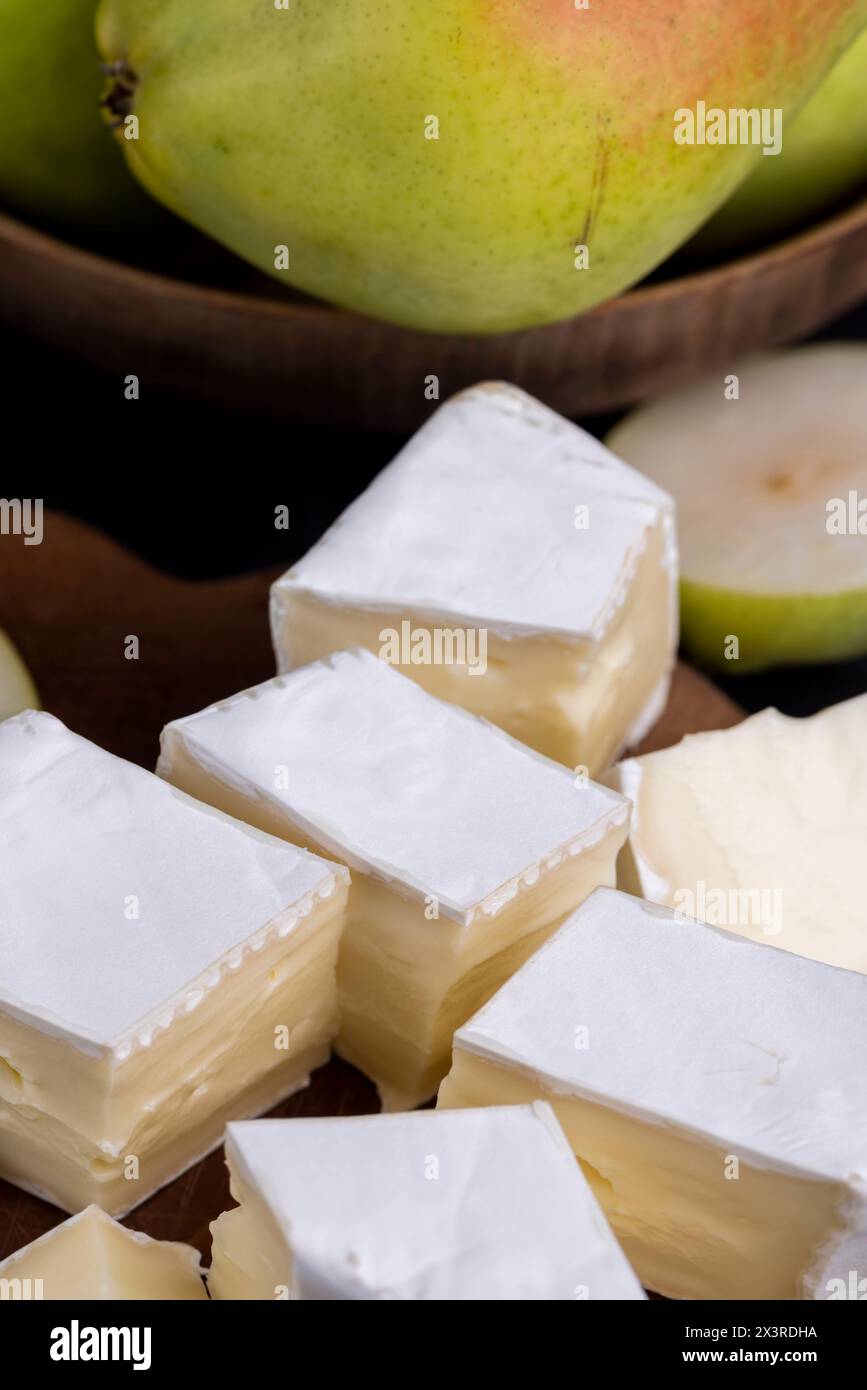 formaggio cremoso morbido con muffa bianca e formaggio fuso ammuffito Foto Stock