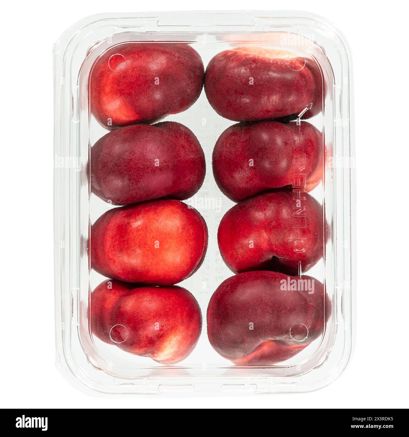 Otto interi in una confezione di frutta di prugna isolata su sfondo bianco. tracciato di ritaglio incluso. Foto Stock