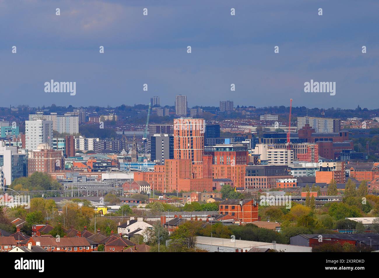 Una vista lontana dello skyline di Leeds City Centre, West Yorkshire, Regno Unito Foto Stock