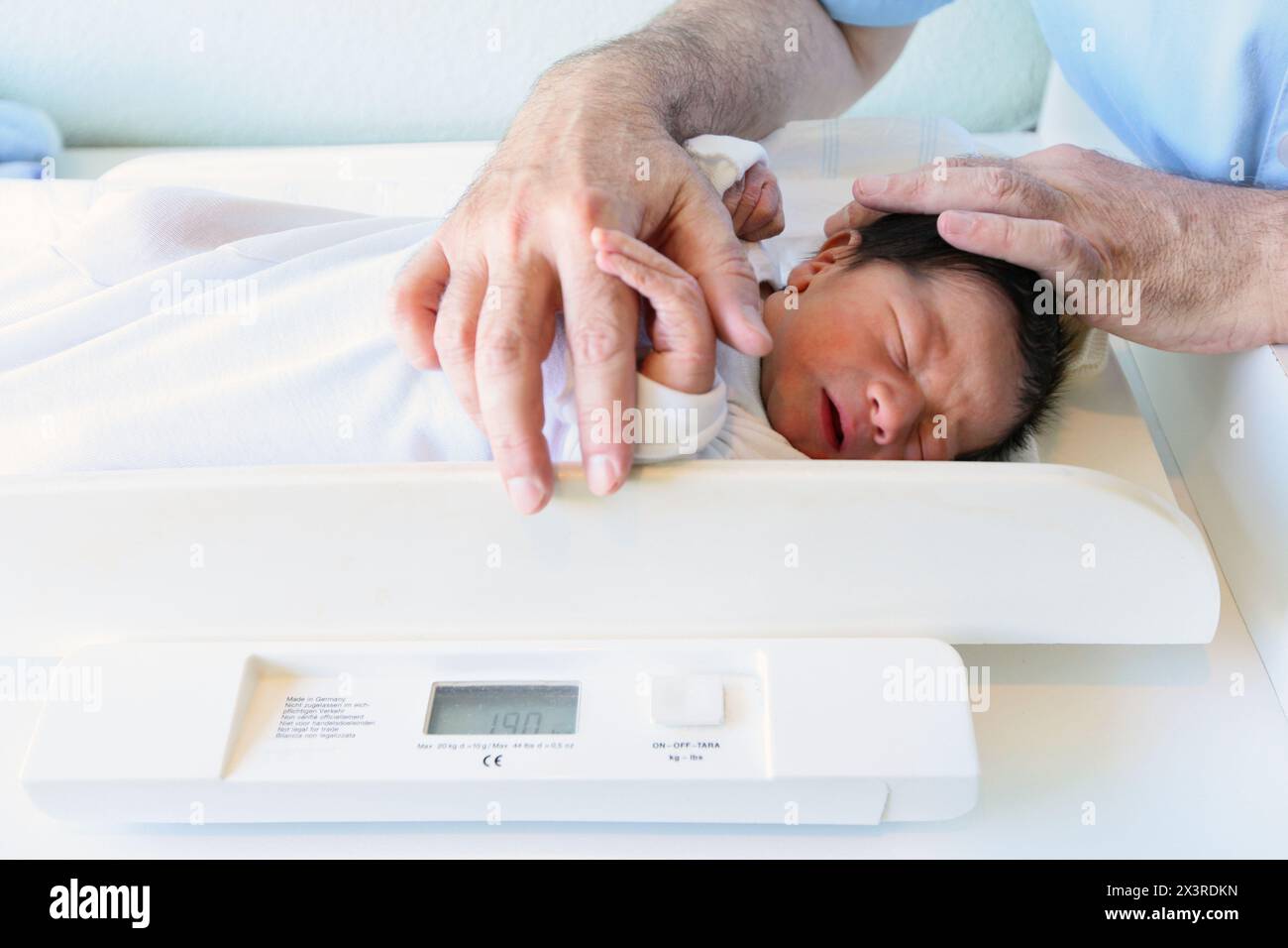 Il neonato, infermiere, maternità, Donostia Ospedale San Sebastian, Donostia, Gipuzkoa, Paesi Baschi Foto Stock