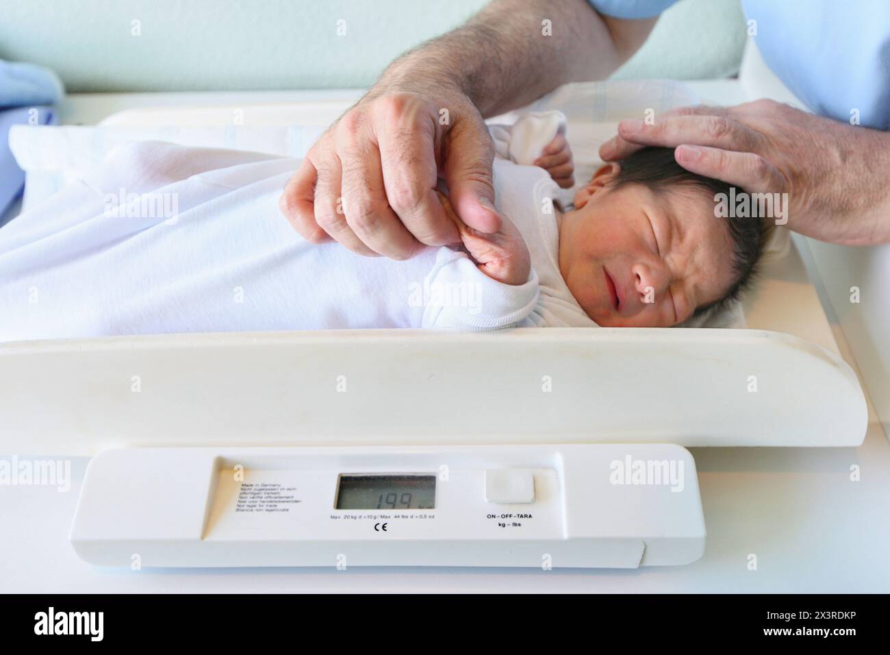 Il neonato, infermiere, maternità, Donostia Ospedale San Sebastian, Donostia, Gipuzkoa, Paesi Baschi Foto Stock