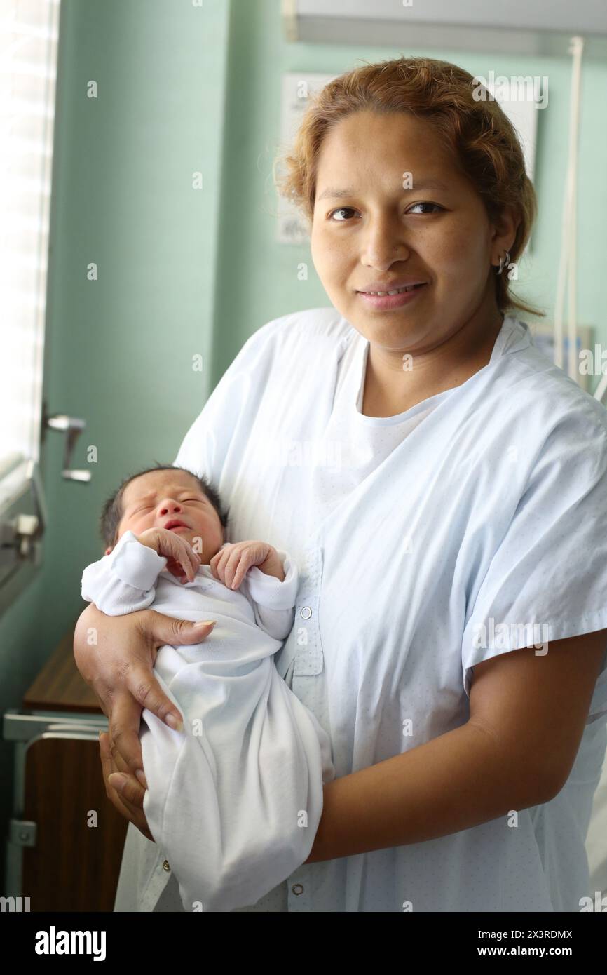 Neonato, madre, maternità, ospedale Donostia, San Sebastian, Donostia, Gipuzkoa, Paesi Baschi, Spagna Foto Stock