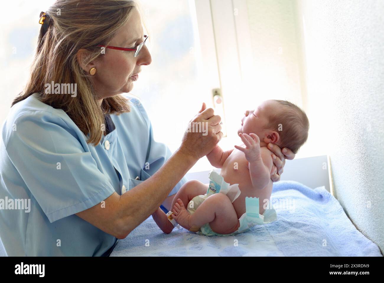 Neonato, dell'assistenza infermieristica, maternità, Donostia Ospedale San Sebastian, Donostia, Gipuzkoa, Paesi Baschi Foto Stock
