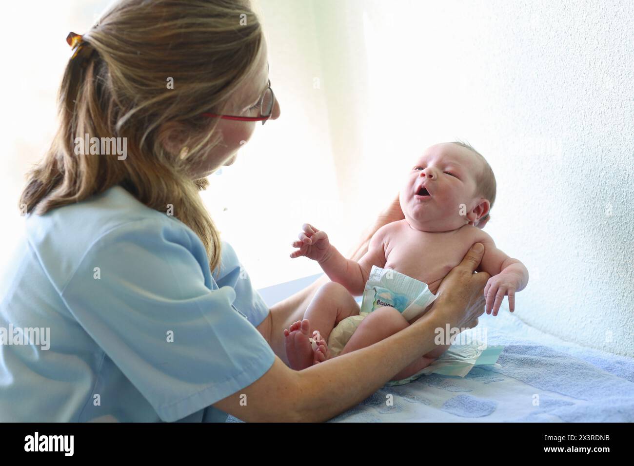 Neonato, dell'assistenza infermieristica, maternità, Donostia Ospedale San Sebastian, Donostia, Gipuzkoa, Paesi Baschi Foto Stock
