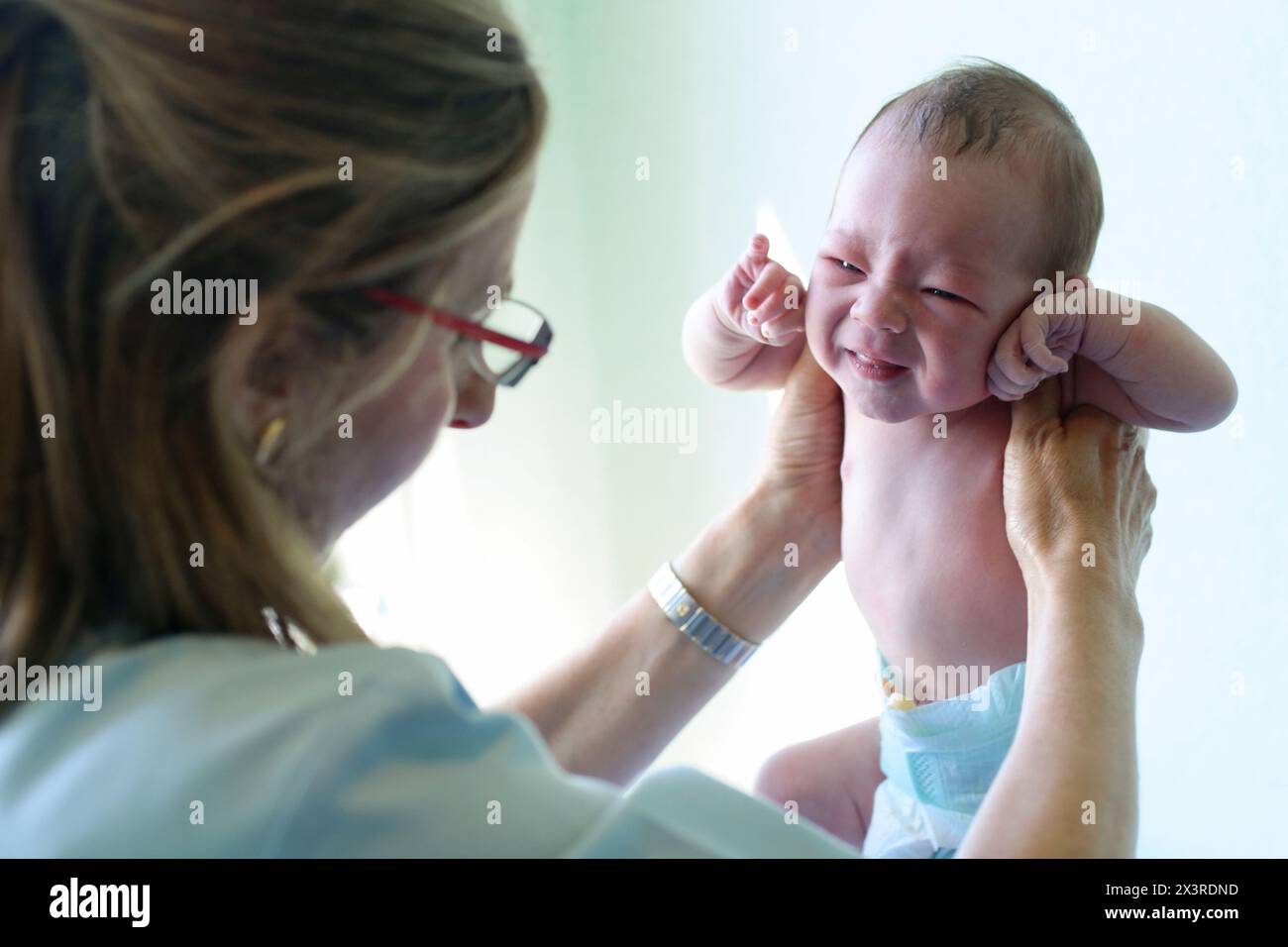 Neonato, dell'assistenza infermieristica, maternità, Donostia Ospedale San Sebastian, Donostia, Gipuzkoa, Paesi Baschi Foto Stock