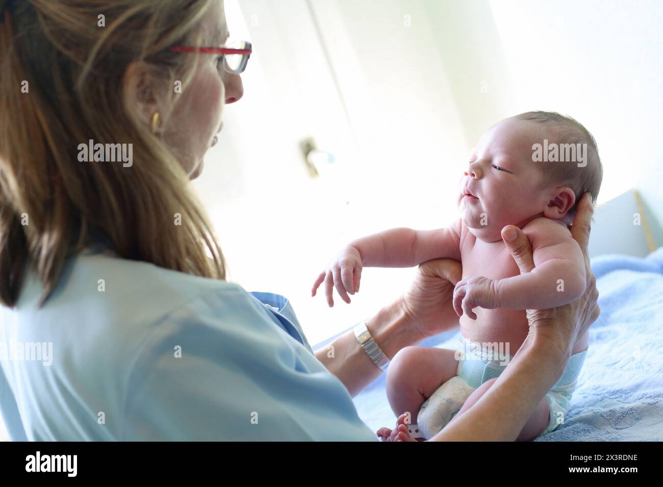 Neonato, dell'assistenza infermieristica, maternità, Donostia Ospedale San Sebastian, Donostia, Gipuzkoa, Paesi Baschi Foto Stock