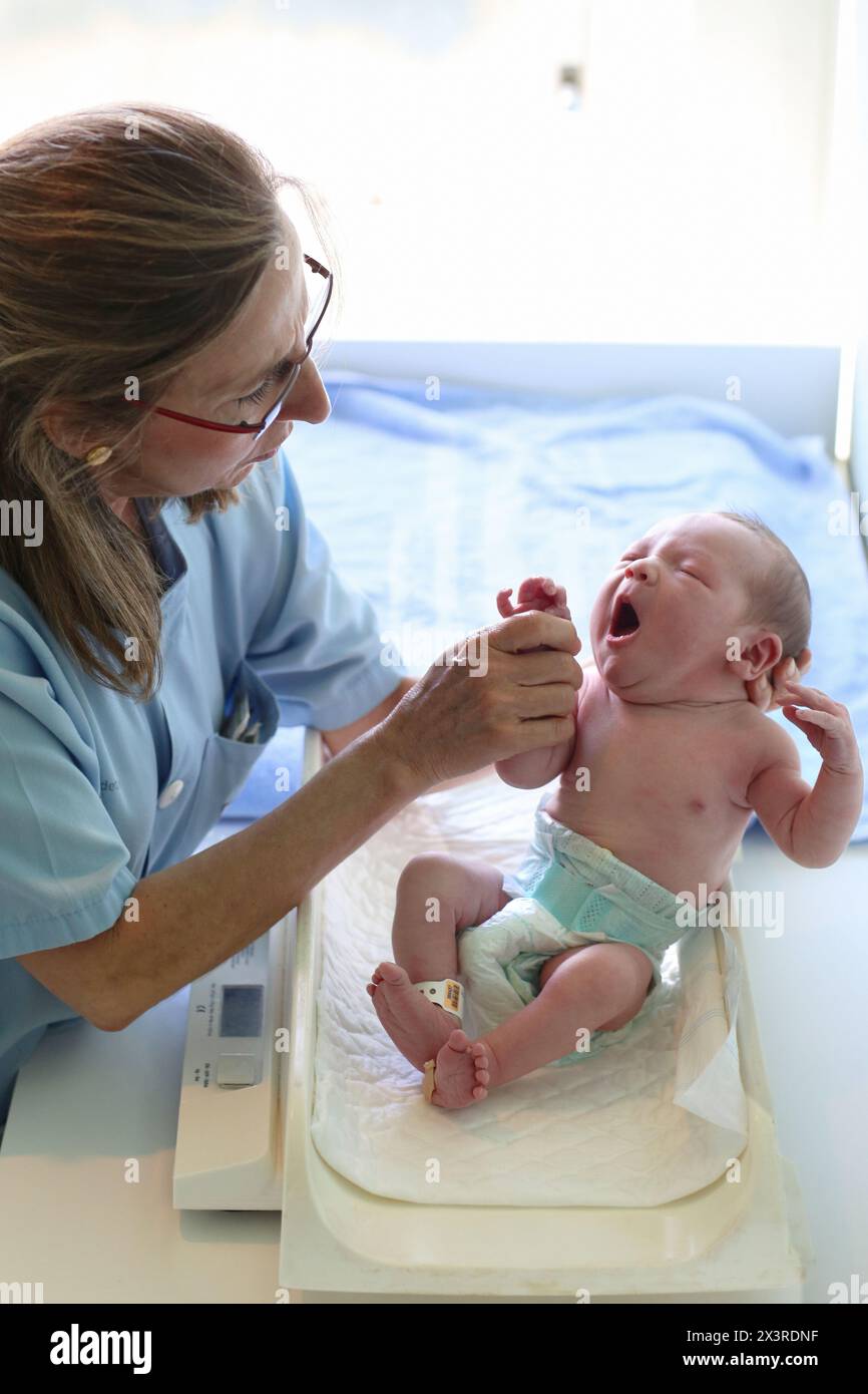 Neonato, dell'assistenza infermieristica, maternità, Donostia Ospedale San Sebastian, Donostia, Gipuzkoa, Paesi Baschi Foto Stock