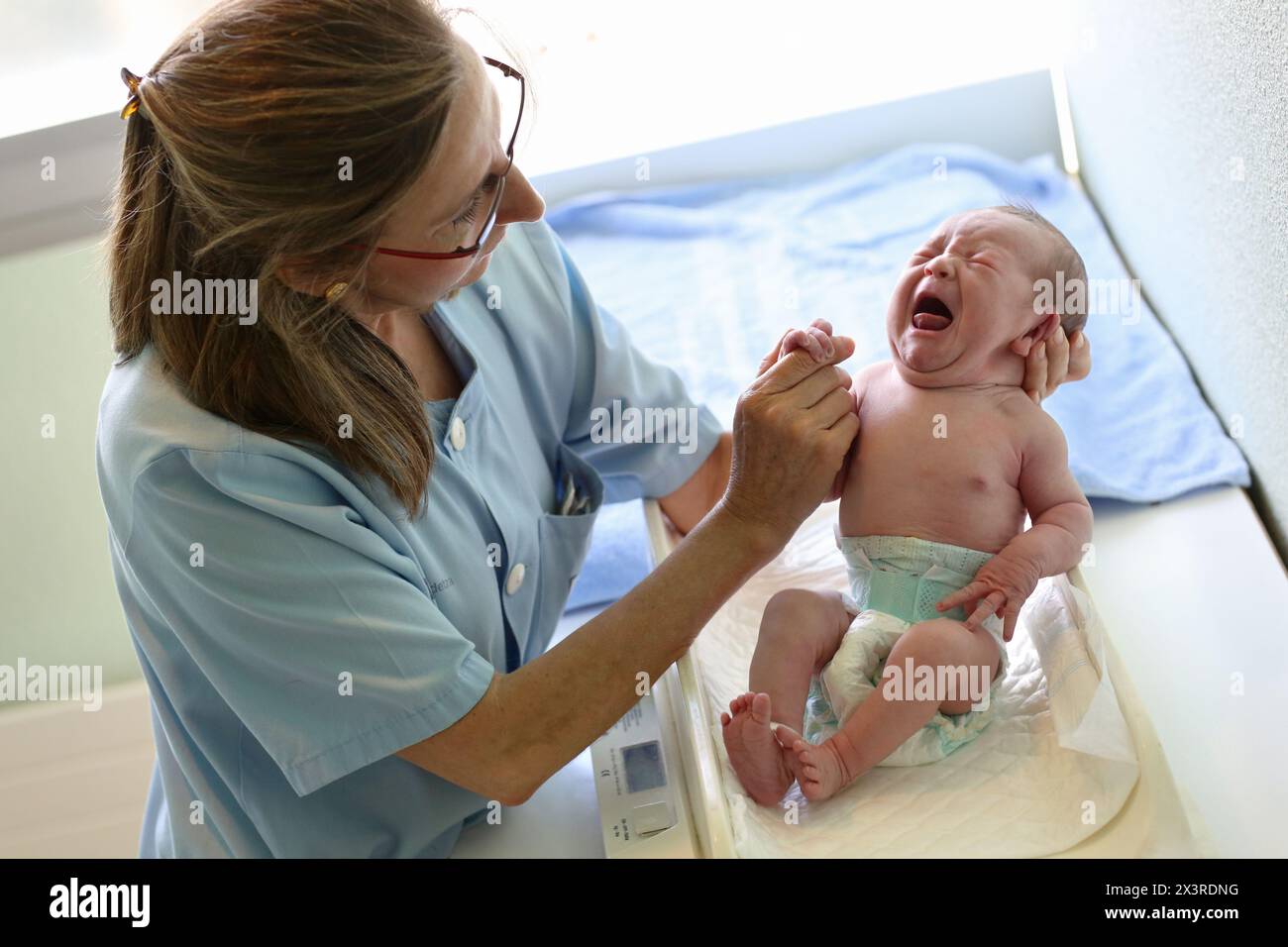 Neonato, dell'assistenza infermieristica, maternità, Donostia Ospedale San Sebastian, Donostia, Gipuzkoa, Paesi Baschi Foto Stock