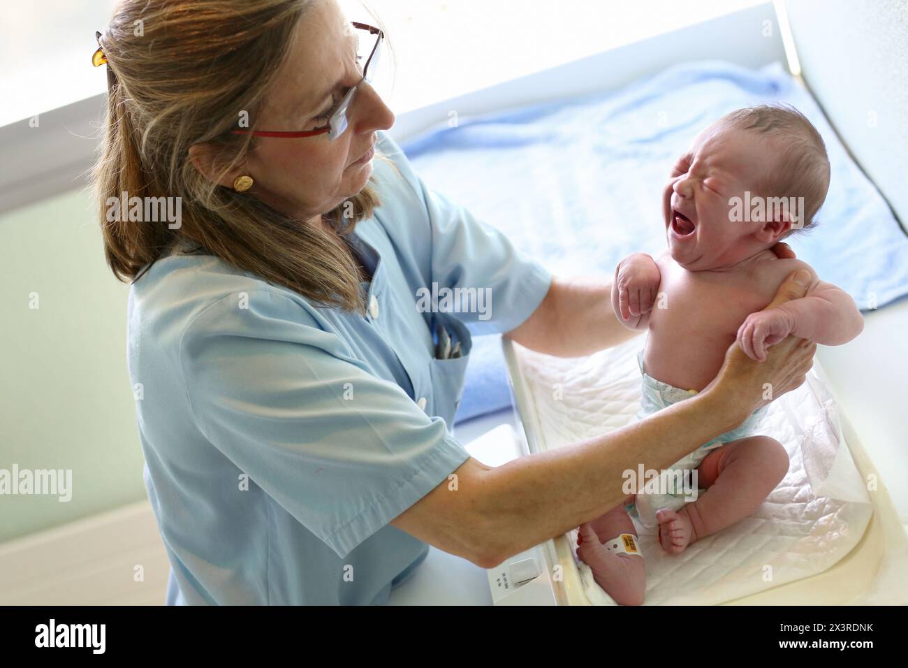 Neonato, dell'assistenza infermieristica, maternità, Donostia Ospedale San Sebastian, Donostia, Gipuzkoa, Paesi Baschi Foto Stock
