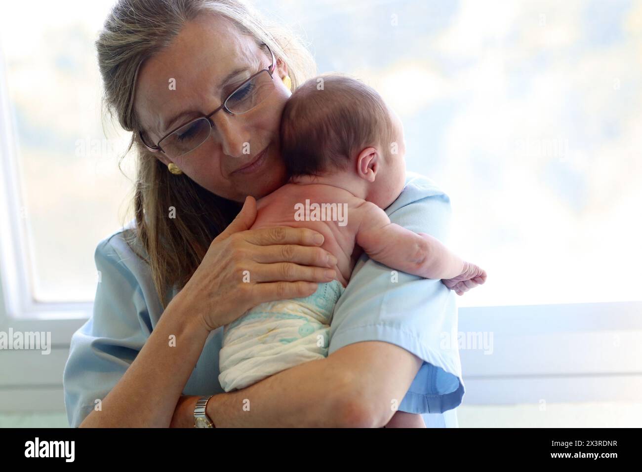 Neonato, dell'assistenza infermieristica, maternità, Donostia Ospedale San Sebastian, Donostia, Gipuzkoa, Paesi Baschi Foto Stock
