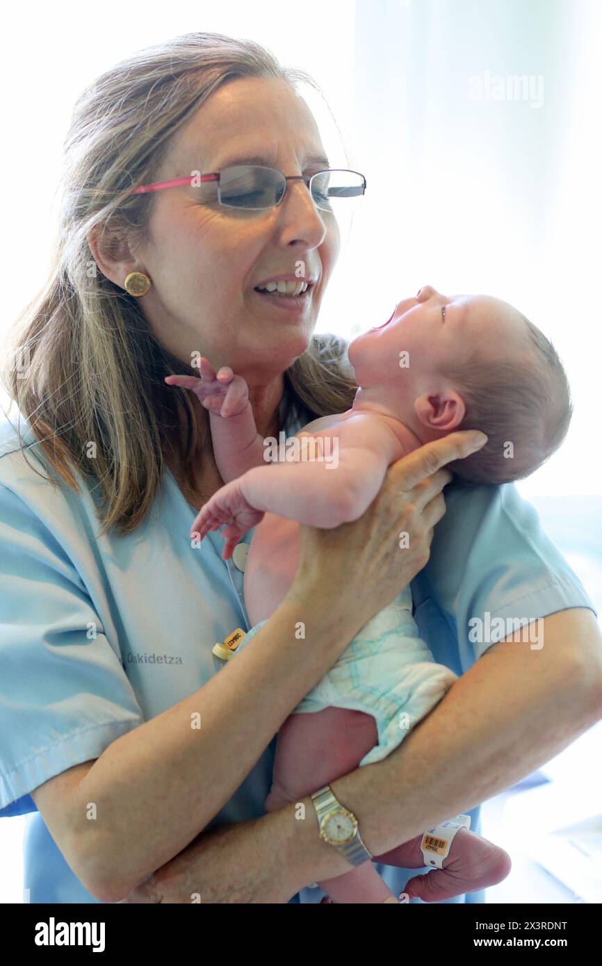 Neonato, dell'assistenza infermieristica, maternità, Donostia Ospedale San Sebastian, Donostia, Gipuzkoa, Paesi Baschi Foto Stock