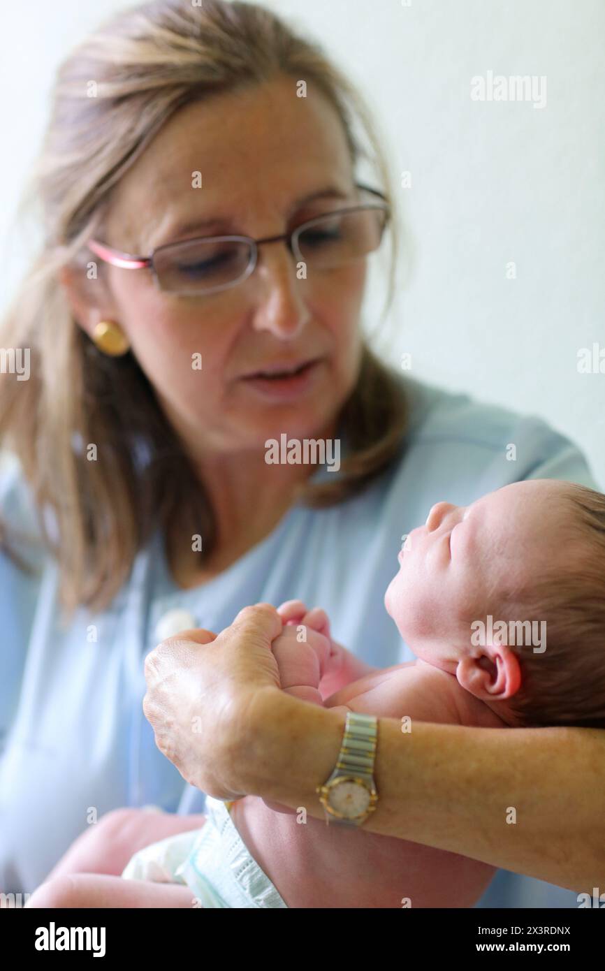 Neonato, dell'assistenza infermieristica, maternità, Donostia Ospedale San Sebastian, Donostia, Gipuzkoa, Paesi Baschi Foto Stock