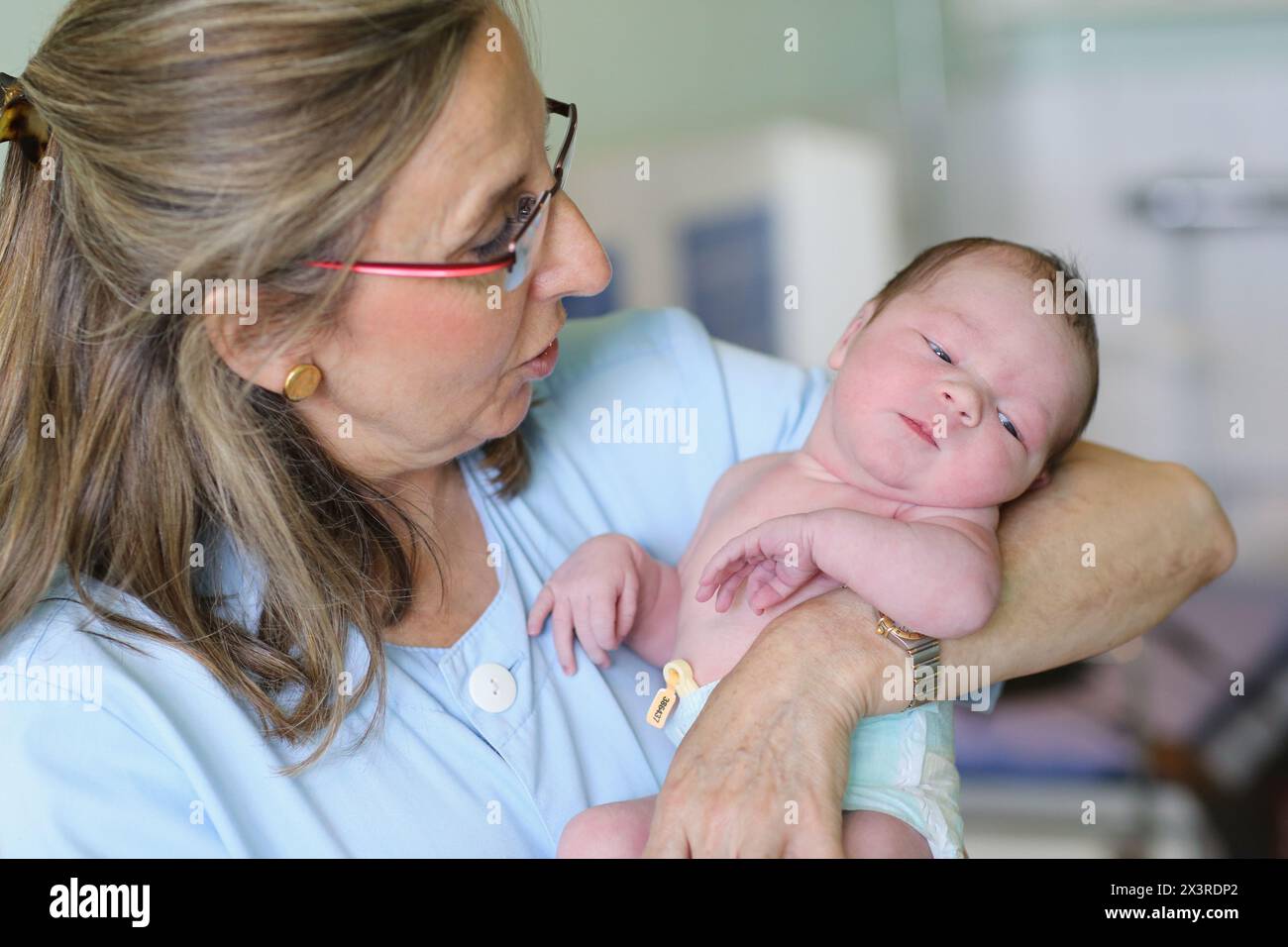 Neonato, dell'assistenza infermieristica, maternità, Donostia Ospedale San Sebastian, Donostia, Gipuzkoa, Paesi Baschi Foto Stock