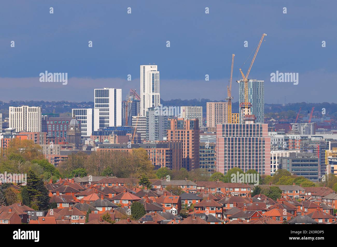 Una vista lontana dello skyline di Leeds City Centre, West Yorkshire, Regno Unito Foto Stock