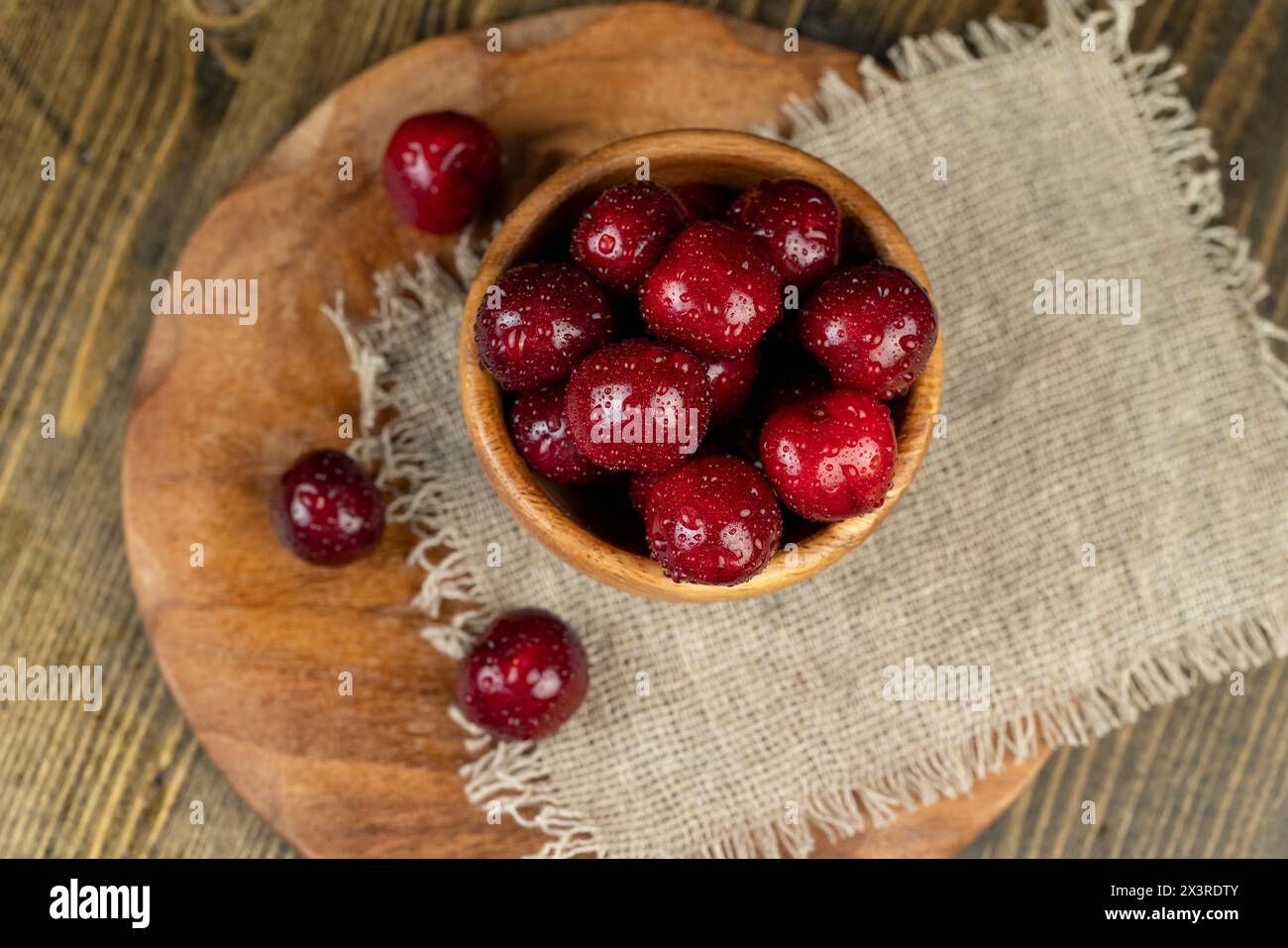 ricoperta da gocce d'acqua di ciliegie rosse mature sul tavolo, ciliegie dolci in gocce d'acqua Foto Stock