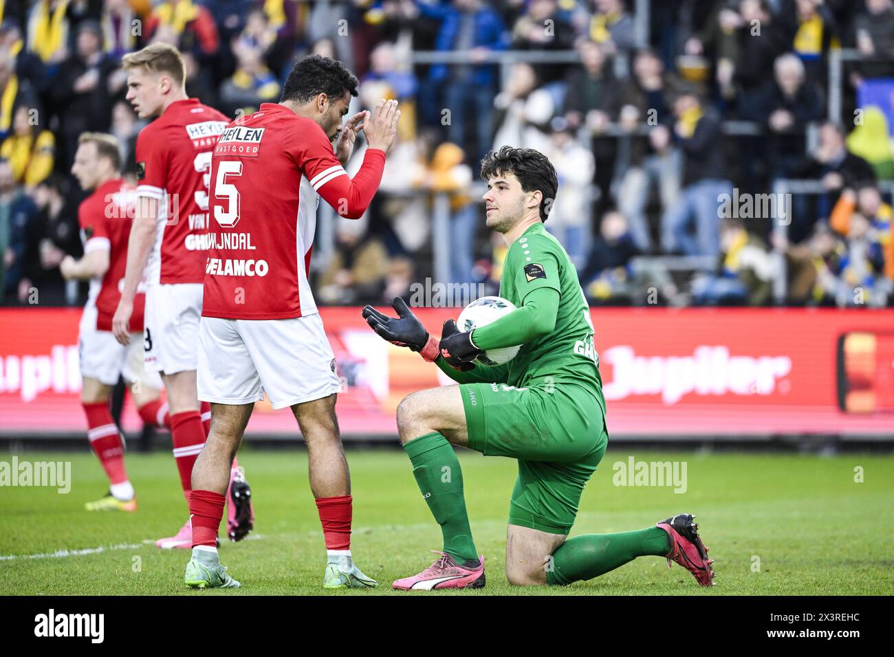 Owen Wijndal di Anversa e Senne Lammens, portiere di Anversa, nella foto durante una partita di calcio tra Royale Union Saint-Gilloise e Royal Anversa FC, domenica 28 aprile 2024 a Bruxelles, il giorno 6 (su 10) dei play-off dei campioni della prima divisione del campionato belga 'Jupiler Pro League' 2023-2024. BELGA FOTO TOM GOYVAERTS Foto Stock