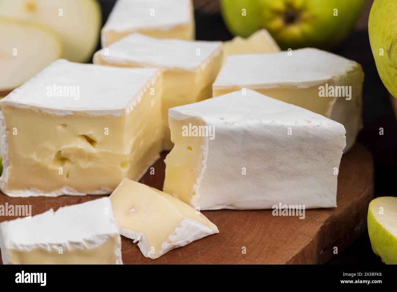 formaggio cremoso morbido con muffa bianca e formaggio fuso ammuffito Foto Stock