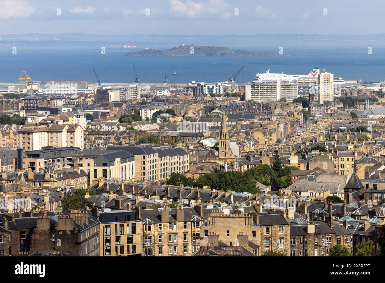 Il porto di Leith, Edimburgo, con l'isola Inchkeith, il Firth of Forth e, in lontananza, Fife Foto Stock