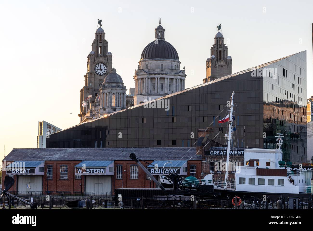 Edifici sul lungomare di Liverpool Foto Stock