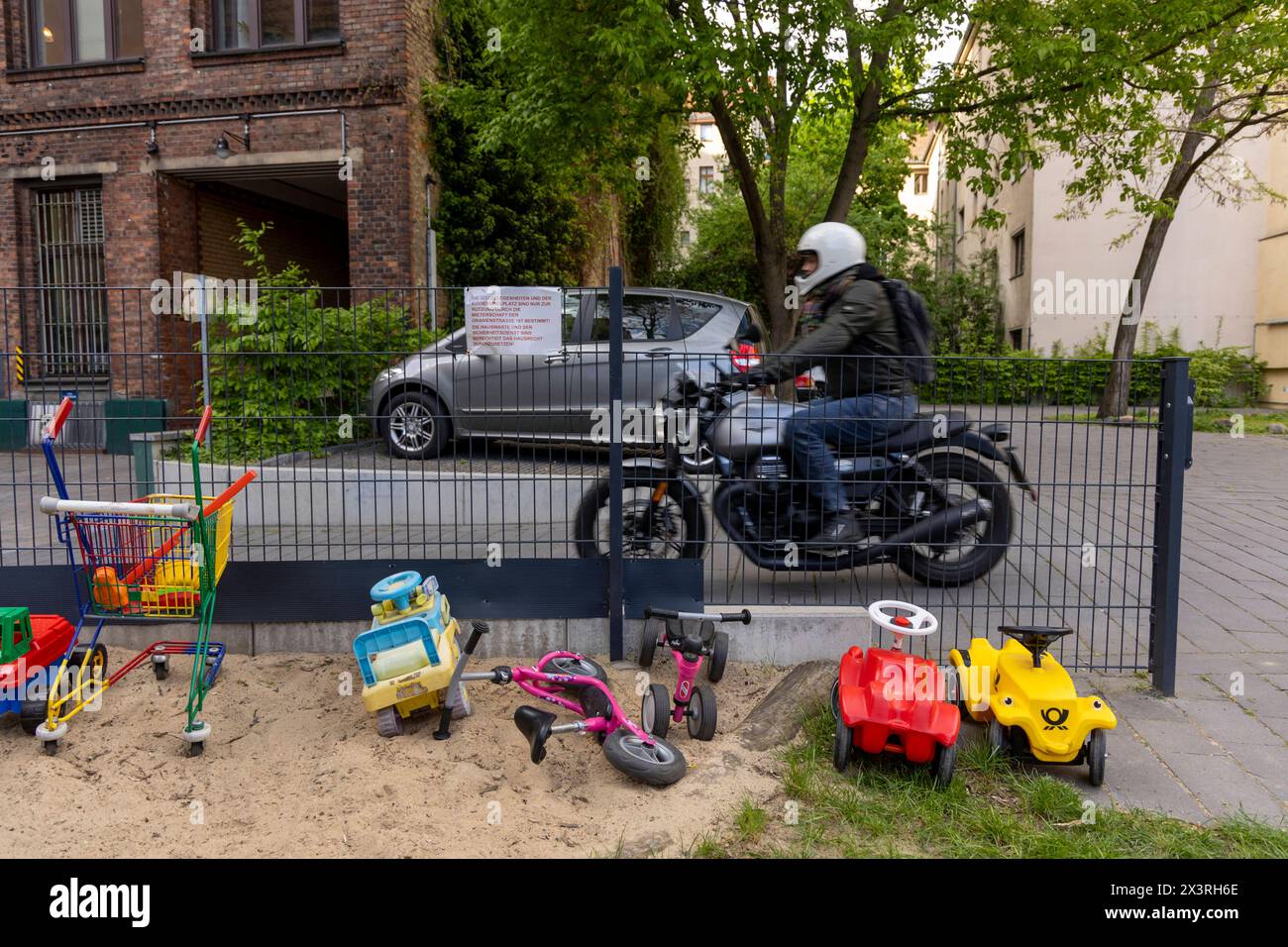 Die Oranienstraße a Berlino, zwischen Gentrifizierung und Tradition. 18.04.2024, EU, DEU, Deutschland, Berlino, Berlino: das britische Stadtmagazin Time out zählt die gut zwei km lange Oranienstraße in Kreuzberg zu den coolsten Straßen der Welt 03.2024. Die o-Straße landete auf Platz 12 von 30 Straßen weltweit. Die Anwohner kämpfen schon seit der Wende mit der Gentrifizierung. Der Hippe Ruf des Kiez zieht viele finanzkräftige Personen an die nach und nach die alte gewachsene Struktur verändern. Gegen einen eventuellen Hotelneubau auf der Brachfläche Oranienstraße 1 regt sich Wiedersta Foto Stock