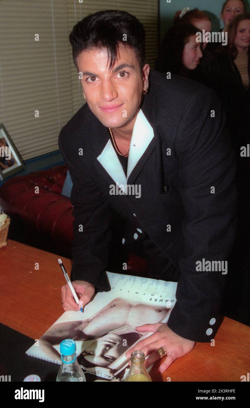 Peter Andre, cantante, cantautore e personaggio televisivo, ha fatto un'apparizione al Debenhams di Oxford Street, Londra, il 7 novembre 1997 Foto Stock