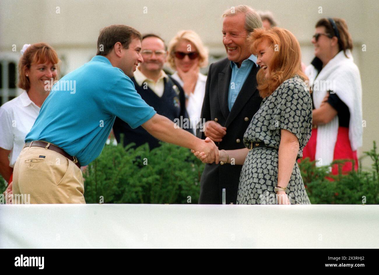 Il principe Andrea il duca di York si riunisce con sua moglie Sarah Ferguson la duchessa di York al Wentworth Golf Club dove ha preso parte ad un torneo di golf pro-AM in aiuto dell'associazione per la malattia dei motoneuroni, di cui la duchessa di York è presidente. Foto Stock