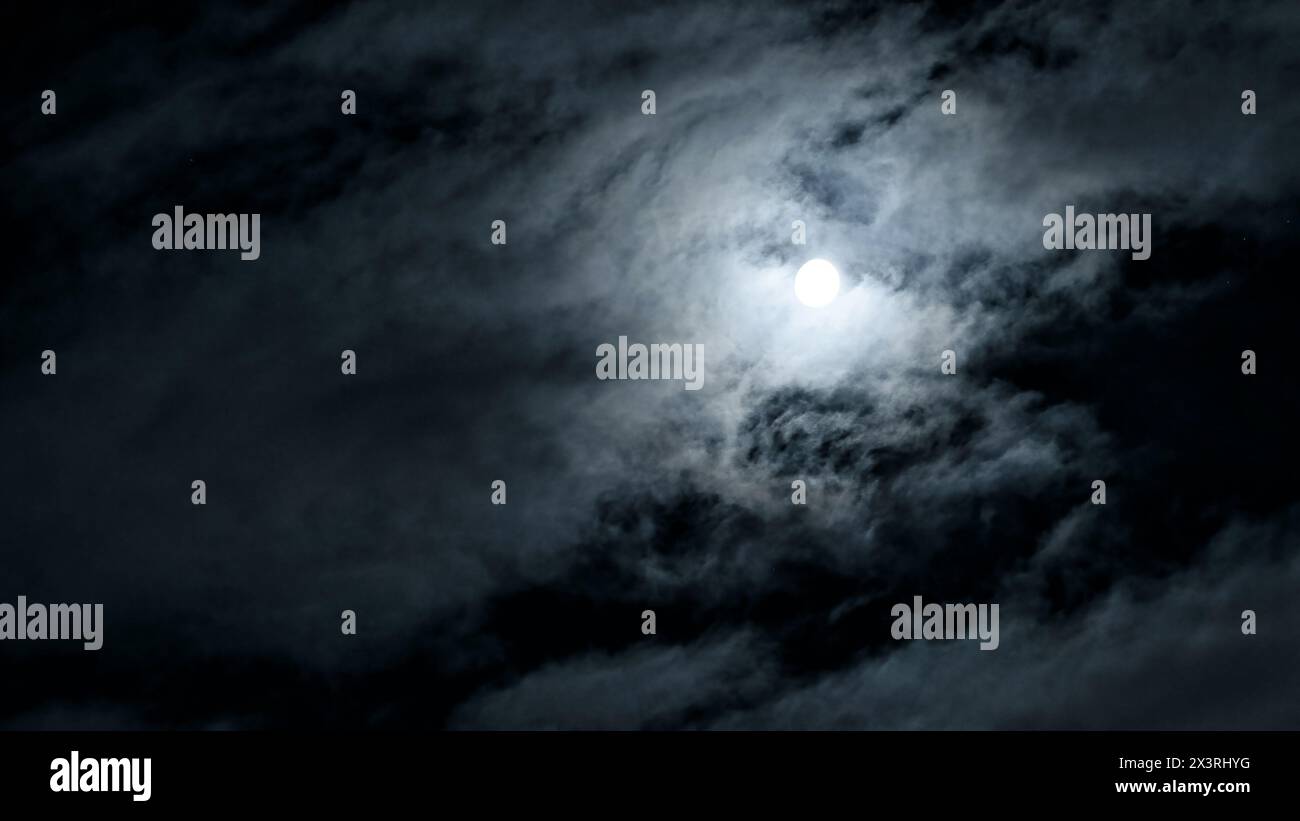 Cielo notturno spettacolare con luna mistica, spettrale sfondo gotico scuro. Concetto di orrore, Halloween, spazio spaventoso e astrologia. Foto Stock